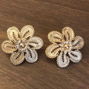 NWOT! ⭐️ Anthropologie Flower Stud Earrings